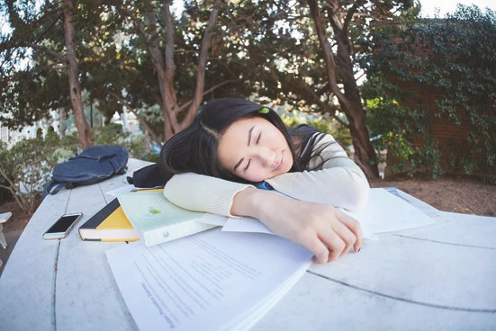 巴西學者最近調查了1113名大學生,其中2/3的學生都存在不同程度的睡眠